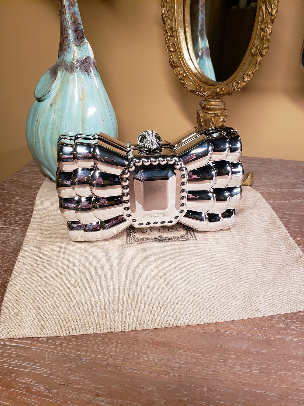 Kurt Geiger Silver Mirror Bow Clutch w/ Shoulder Chain NIB! - Picture 3 of 14